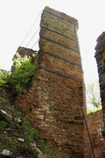 Vápenka u Kovářské - pohled na kamenný objekt se šachtovou pecí - částečně rozpadlý