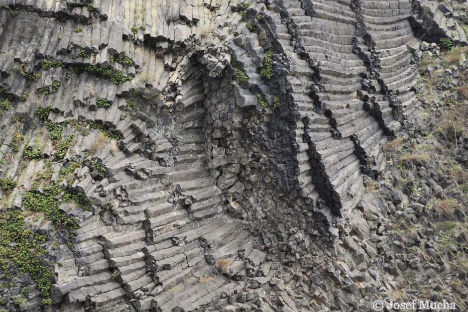 Vrch Radobýl u Litoměřic - sloupcová odlučnost čediče - detail sloupců