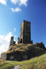 Hrad Hazmburk - Bílá věž (je postavena z pískovce) s cimbuřím
