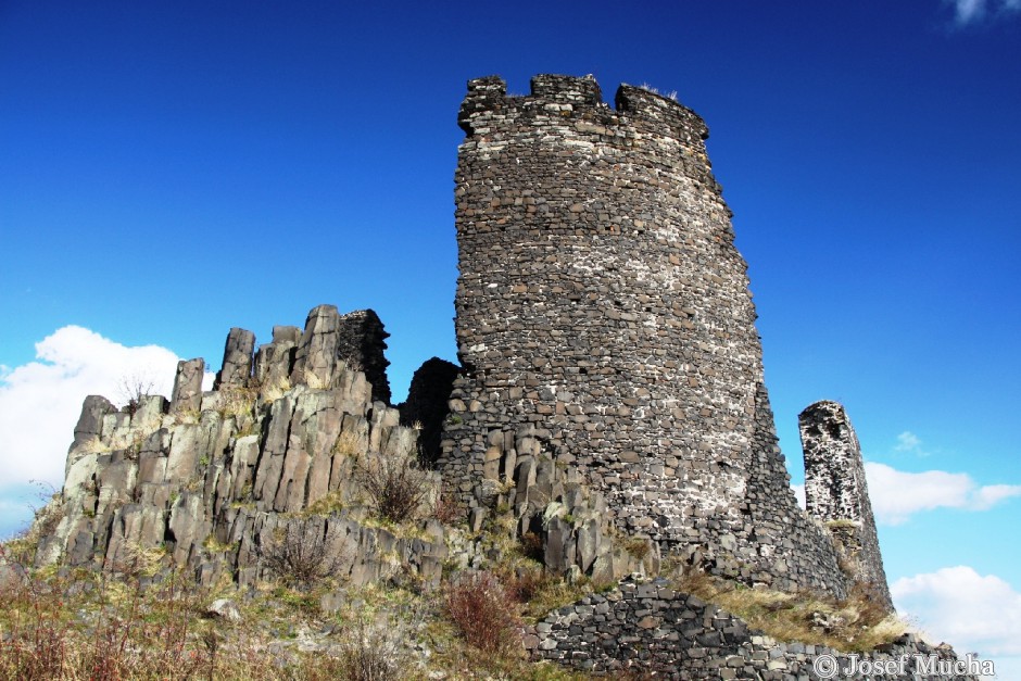 Hrad Hazmburk a nepravidelná sloupcová odlučnost bazanitu