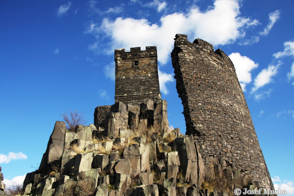 Hrad Hazmburk a nepravidelná sloupcová odlučnost bazanitu - horní hrad