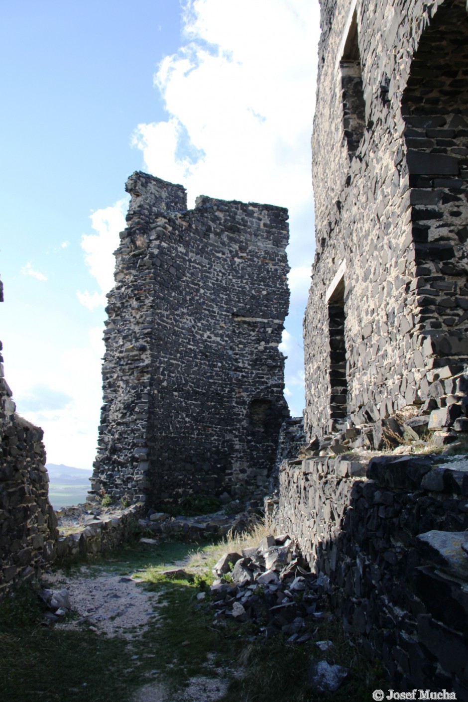 Hrad Hazmburk - zbytky paláců horního hradu
