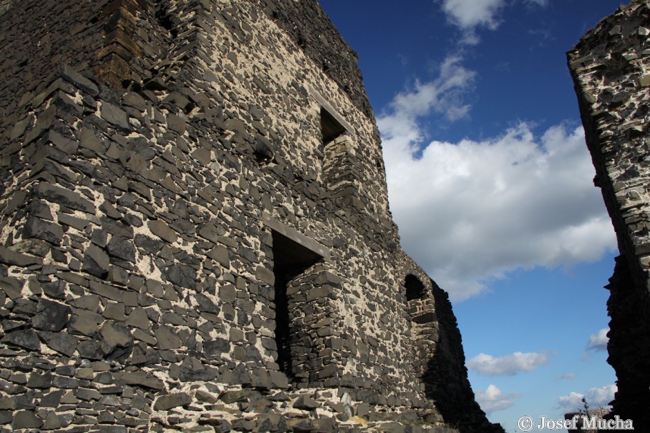 Hrad Hazmburk - zbytky paláců horního hradu - bazanit