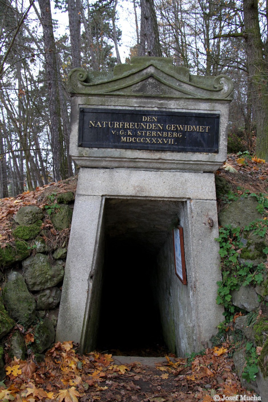 Komorní hůrka u Chebu - vstupní portál jedné z chodeb