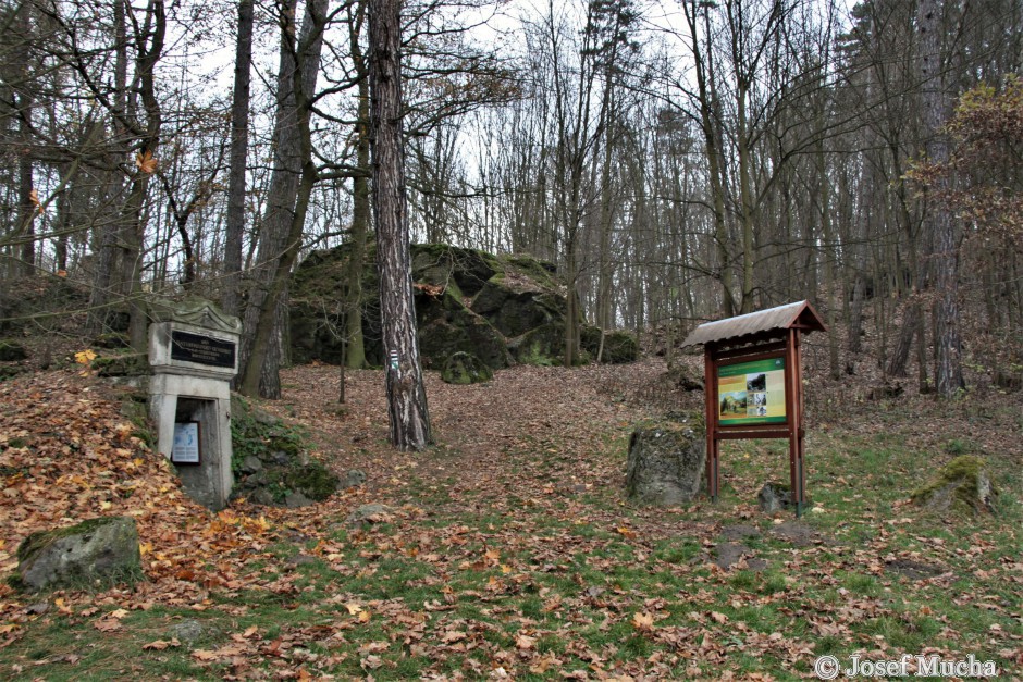 Komorní hůrka u Chebu - vstupní portál jedné z chodeb