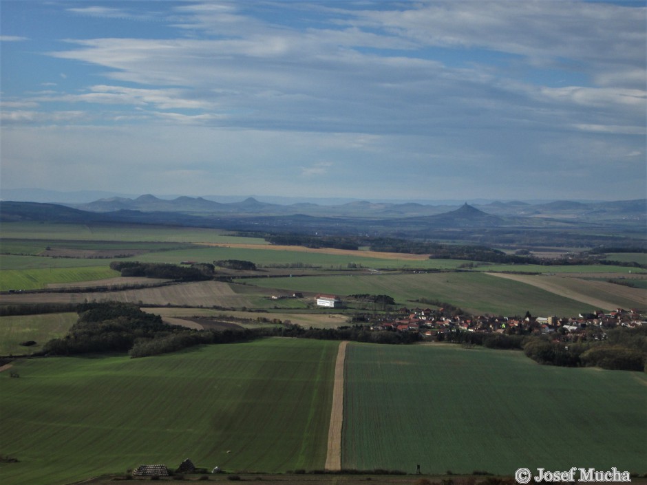 Říp - pohled na západ, hrad Hazmburk, České středohoří