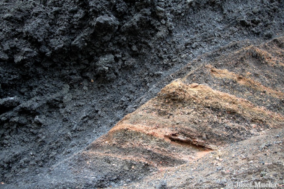 Železná hůrka - uložené tufy dvou erupcí, první freatická erupce s xenolity - spodní světlejší vrstvy, druhá erupce již s menším množstvím xenolitů - vrchní vrstvy