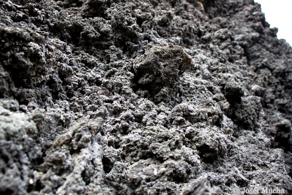 Železná hůrka - uložené tufy druhé erupce - plastický reliéf