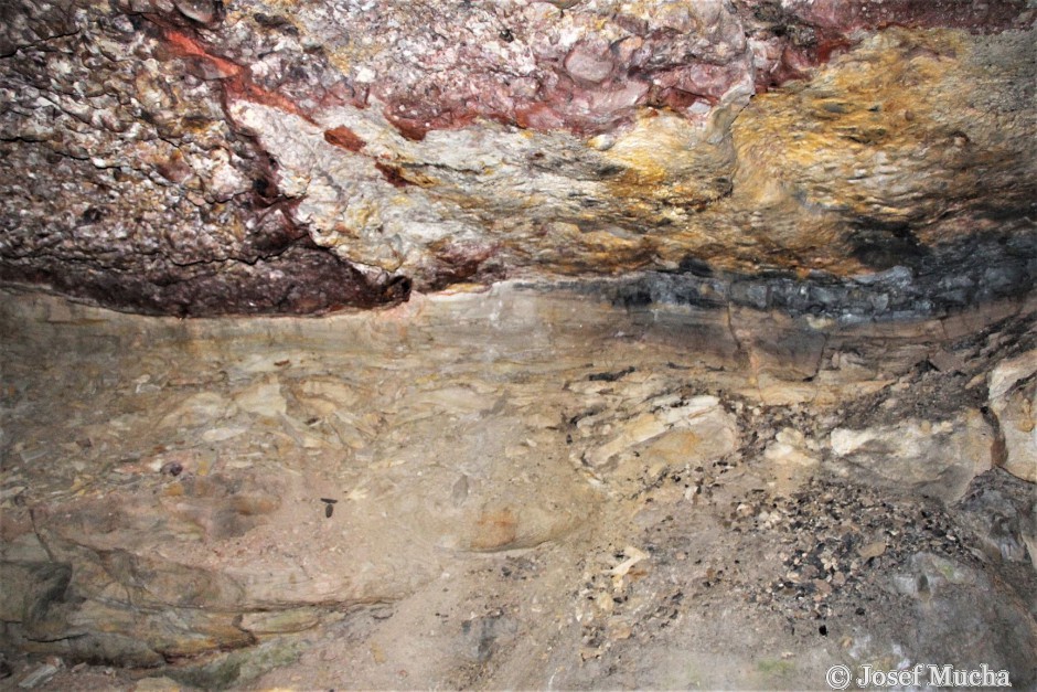 Hrádek - lomy Nad Planinou - bazální slepenec v horní části obr., dole bělavě zbarvená těžená arkóza, v pravé části černá vrstvička uhelného jílovce s karbonskou flórou
