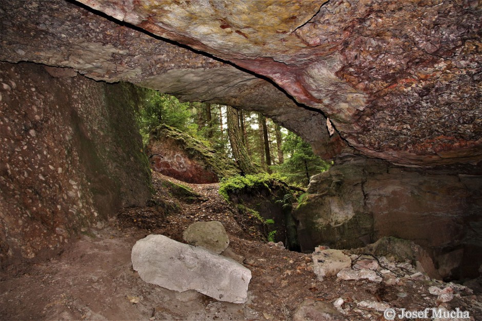 Hrádek - lomy Nad Planinou - bazální slepenec v horní a levé části obr. - pohled z těžební komory 