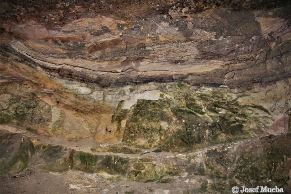 Hrádek - lomy Nad Planinou - některé těžební komory jsou poměrně rozsáhlé, mají však nestabilní strop