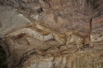 Hrádek - lomy Nad Planinou - vrstvy těžené arkózy - vlevo jsou vidět vrypy nástrojů po těžbě