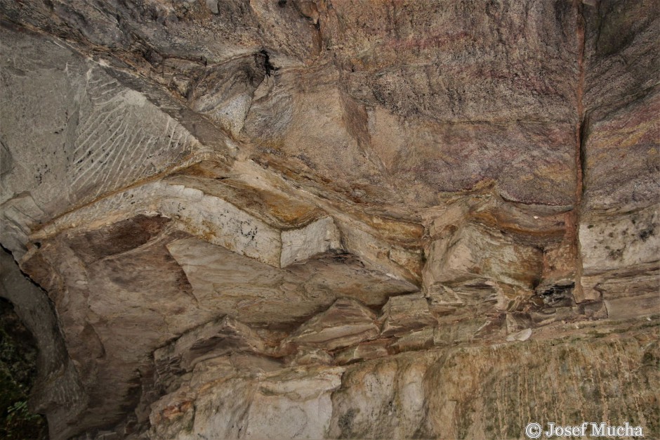 Hrádek - lomy Nad Planinou - vrstvy těžené arkózy - vlevo jsou vidět vrypy nástrojů po těžbě