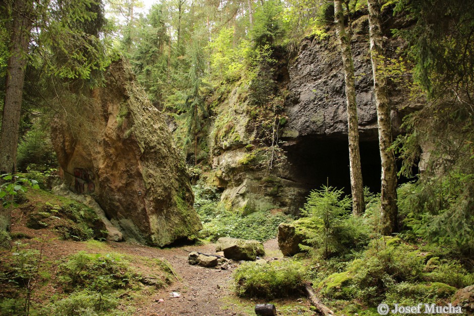 Hrádek - lomy Nad Planinou - přístup do lomu od severu po modré turistické značce k první těžební komoře