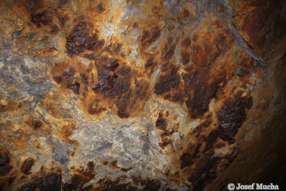 Chrustenická šachta - ukázka železné rudy v chodbách, ruda postupně oxiduje a "rezaví"
