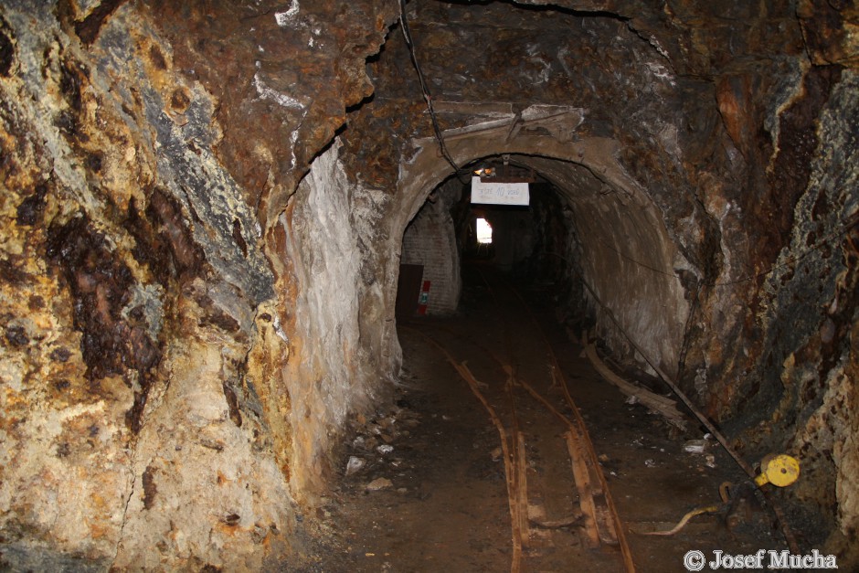 Chrustenická šachta - křížení chodeb, na stěnách vysrážené druhotné minerály