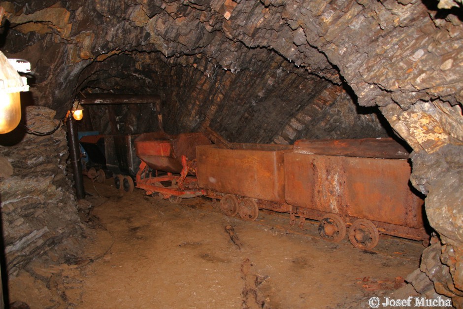 Chrustenická šachta - železniční dráha v dole,odvoz železné rudy