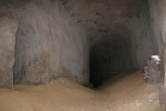Kaolínový důl Nevřeň - černé pruhy na stropě a stěnách vytvořily čadící lampy horníků