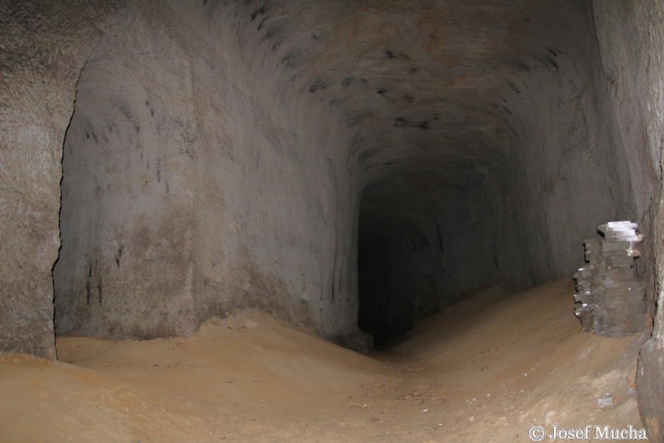 Kaolínový důl Nevřeň - černé pruhy na stropě a stěnách vytvořily čadící lampy horníků