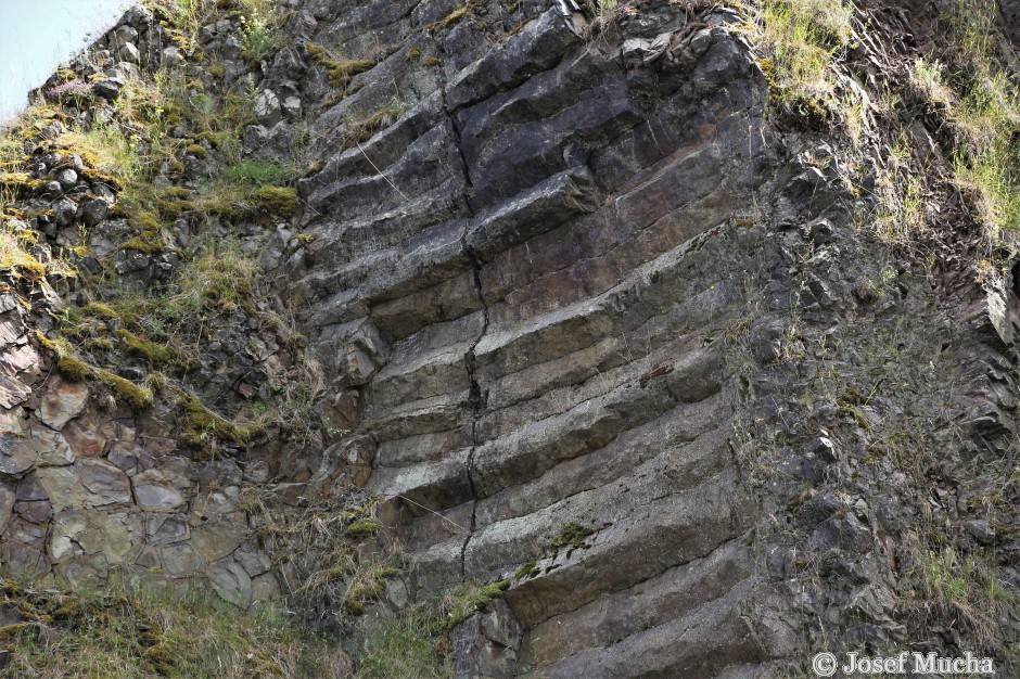 Těšetice - lom - šikmo uložená sloupcová odlučnost - detail