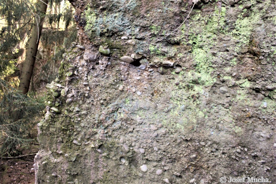 Příšovská homolka - týnecké souvrství - vrstvy samozřejmě sedimentovaly ve vodorovné poloze na dně jezer, ale byly při následné variské orogenezi (vrásnění) rozlámány a míně ukloněny