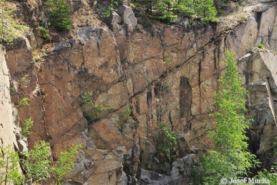 Lomy Štěnovice - podélné pukliny v granodioritu (stáří horniny cca 355 mil.let)