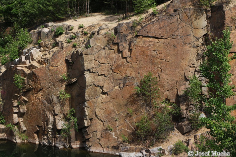 Lomy Štěnovice - neparavidelná bloková odlučnost granodioritu