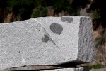 Lom Nebílovský Borek - granodiorit s xenolity tmavého dioritu