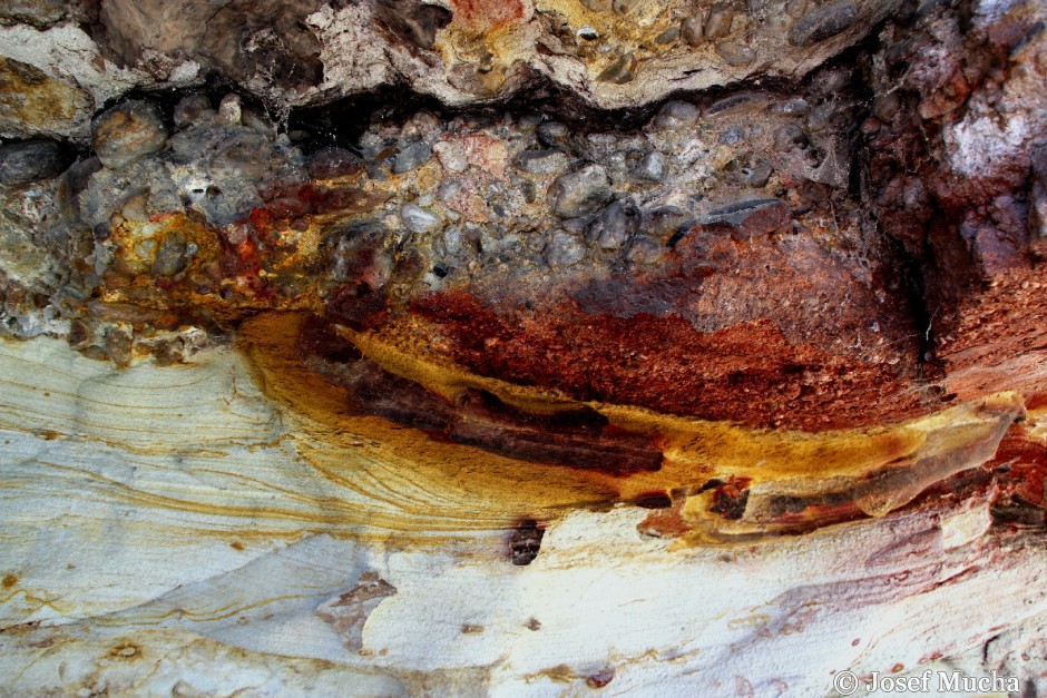 Pod Vinicemi - arkózové pískovce, slepence a průnik oxidů železa