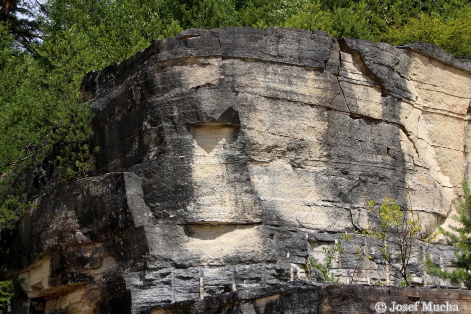 Lom U Devíti Křížů (Krákorka) - kaolinitické pískovce - stáří 210 mil.let