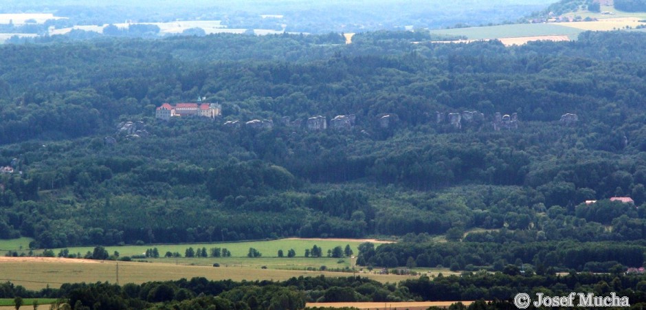 Vrch Kozákov - pohled z Kozákova na zámek Hrubá Skála a sklaní město - 8km