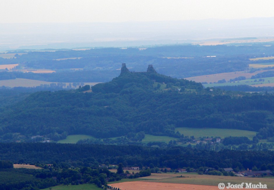 Vrch Kozákov - pohled z Kozákova na hrad Trosky - 9km