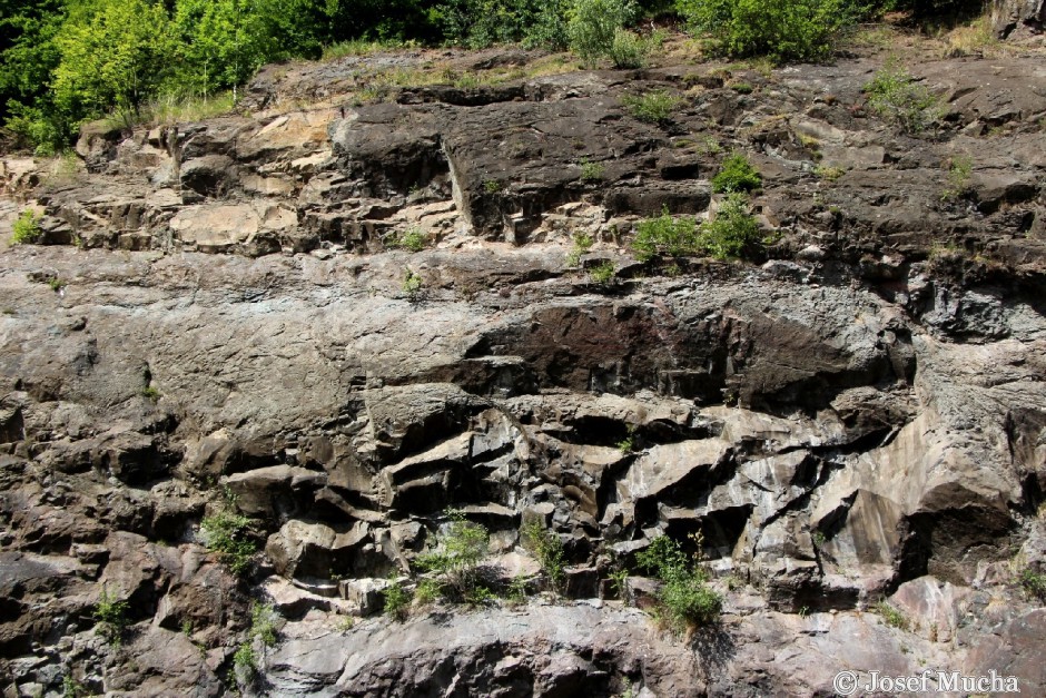 Votrubcův lom - navrstvené lávové proudy andezitů - detail 6 lávových proudů