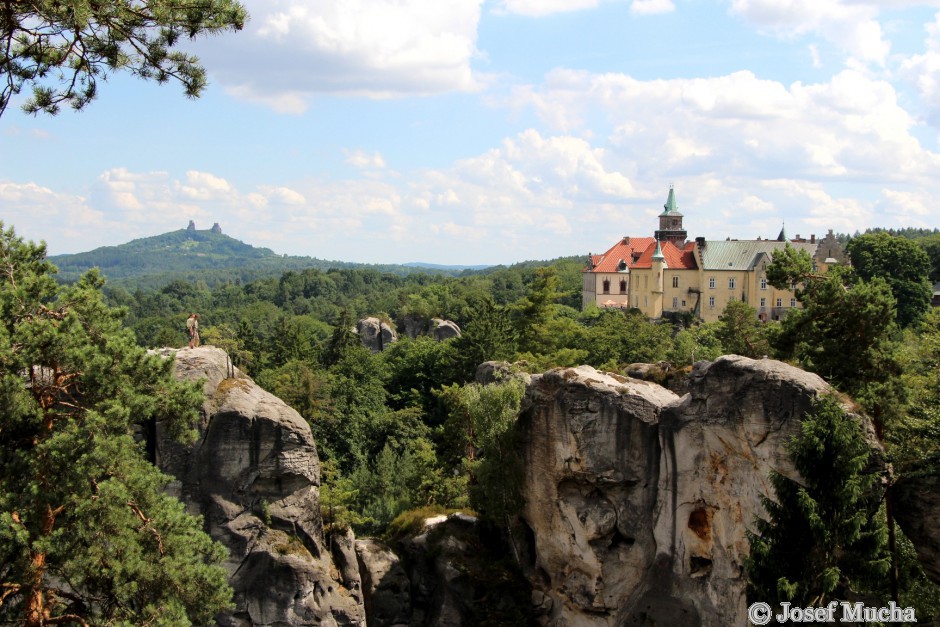 Hruboskalsko - pohled z vyhlídky na hrad Trosky a zámek Hrubá Skála