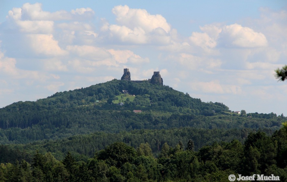 Hruboskalsko - pohled z vyhlídky na hrad Trosky