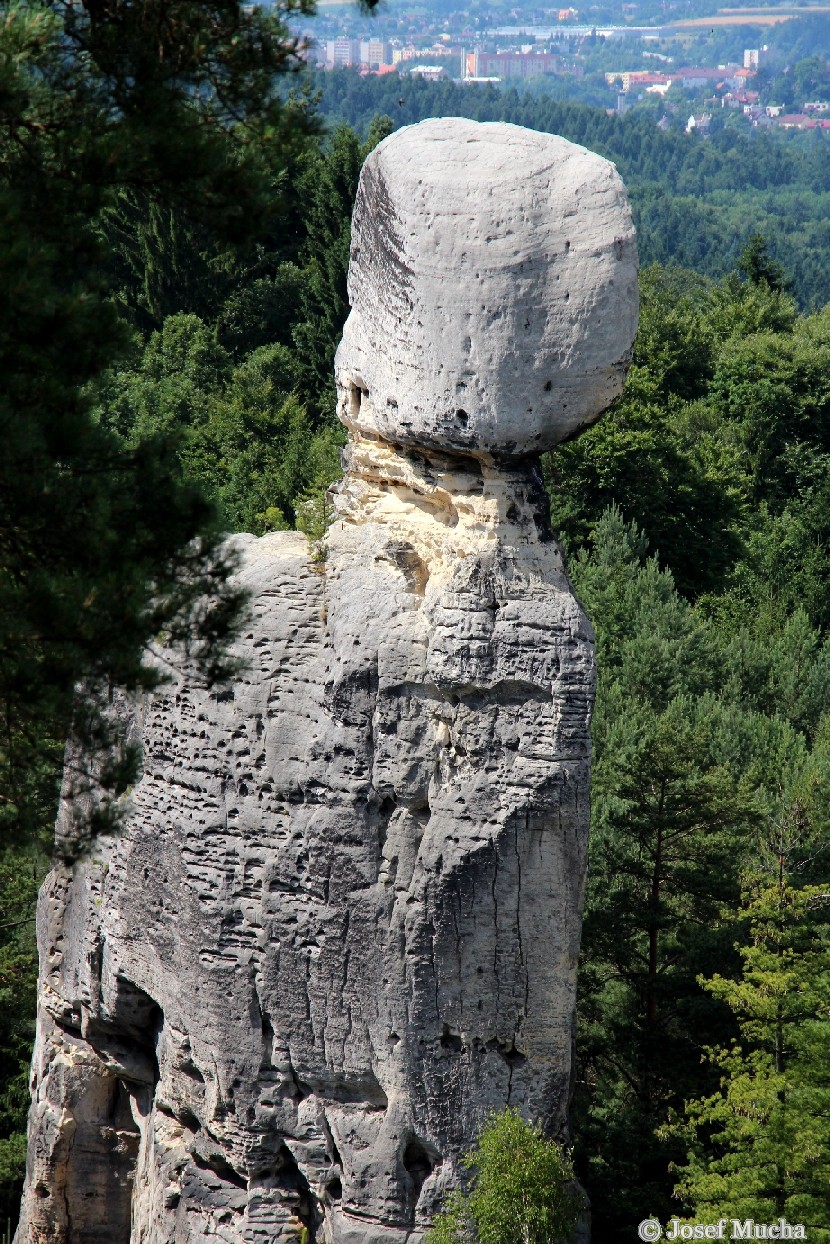 Hruboskalsko - pískovcové věže - pohled z vyhlídky