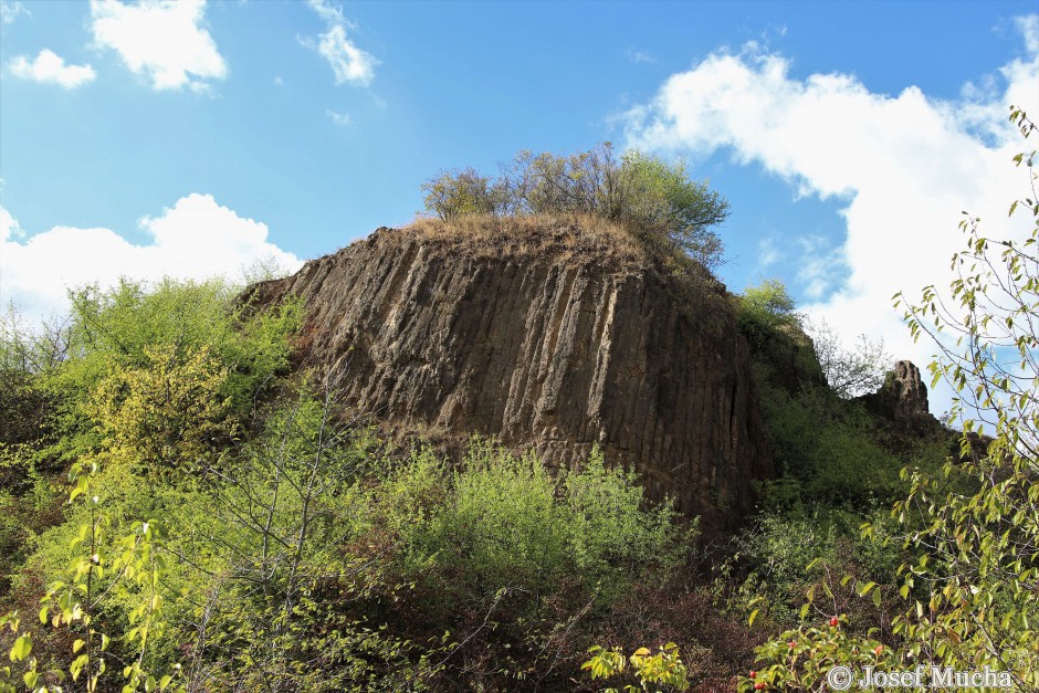 Blšanský chlum - sloupcová odlučnost bazaltu - pohled ze severozápadu, přívodní dráha magmatu do bývalého vulkánu