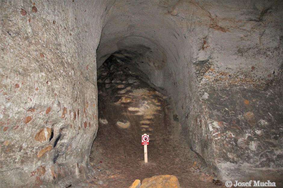 Kaolínový důl Nevřeň - ne všude je dostatečně pevné nadloží - zával chodby