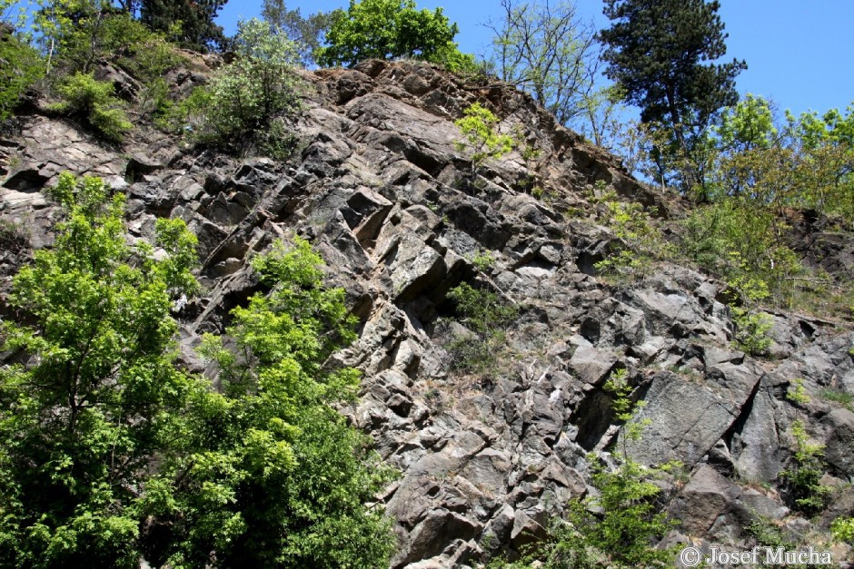 Lom Lištice - vrcholová část lomové stěny