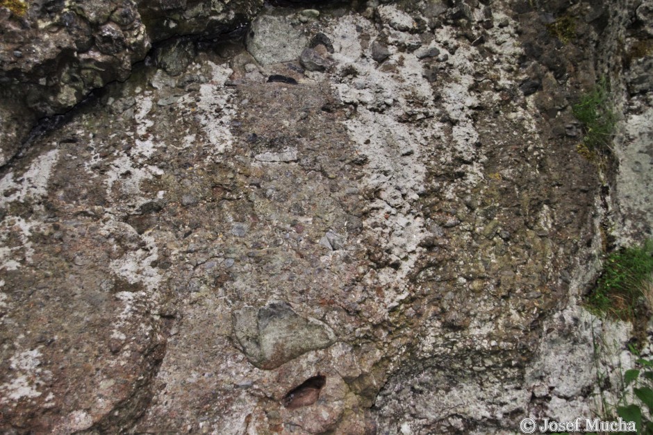 Skalky skřítků - stěna laharu - brekcie - směs různě velkého kamení, vulkanoklastik a popela, chaotické uspořádání