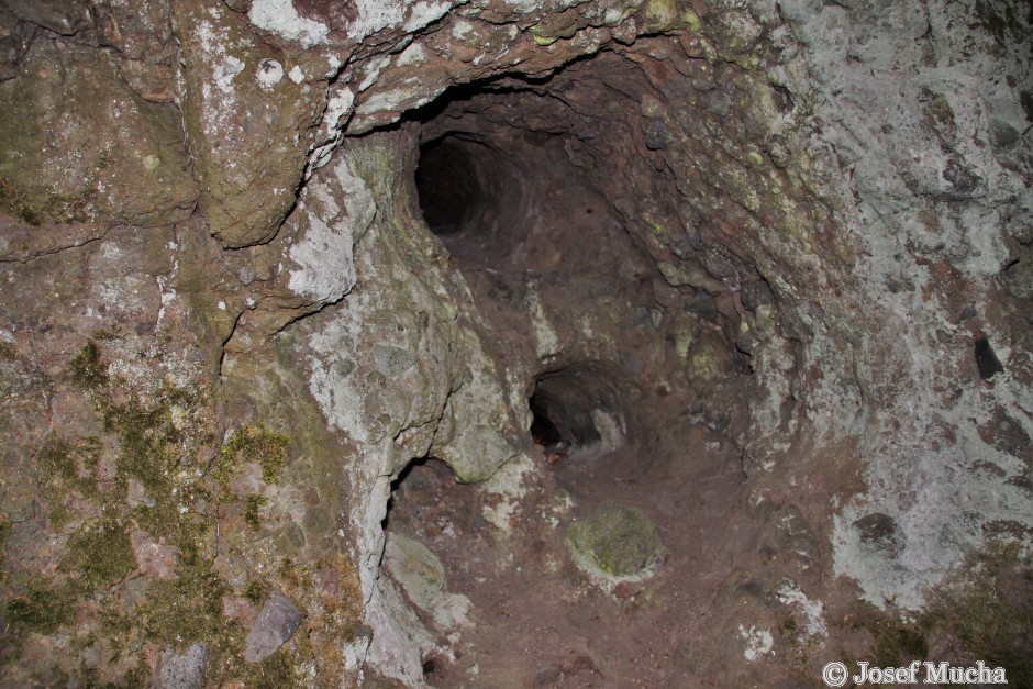 Skalky skřítků - dutiny po vyvětralých nedostatečně fosilizovaných kmenech stromů stržených laharem