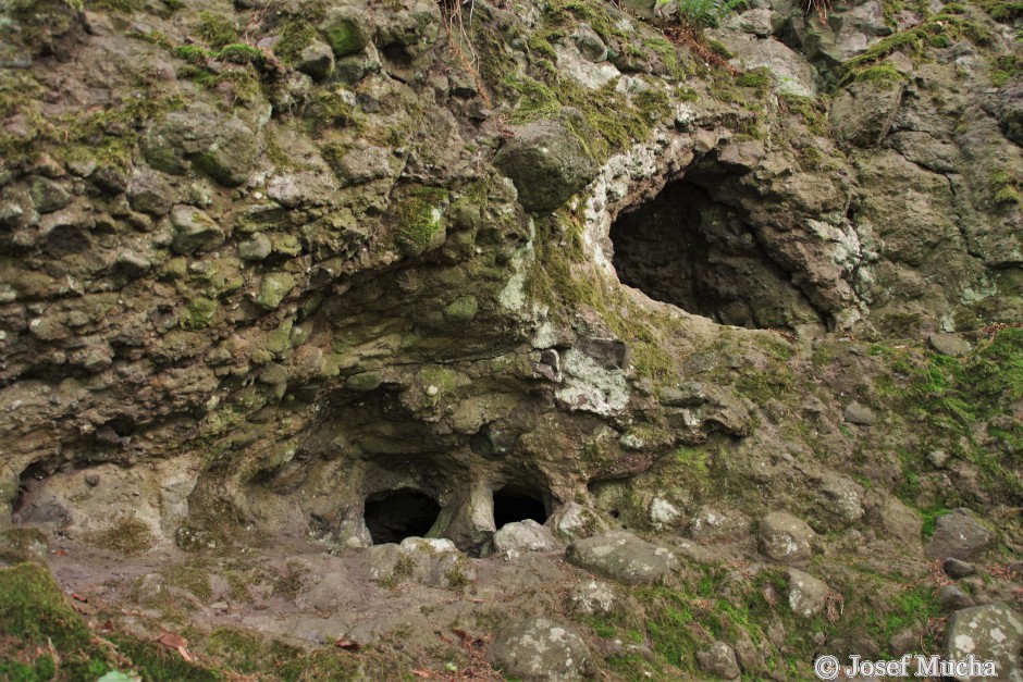 Skalky skřítků - dutiny po vyvětralých nedostatečně fosilizovaných kmenech stromů stržených laharem - různé velikosti