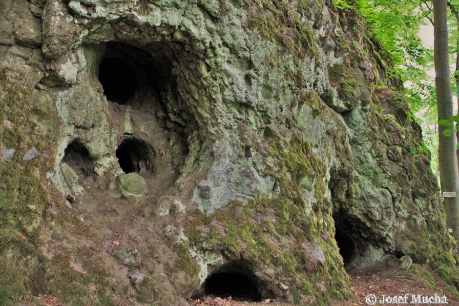 Skalky skřítků u Dubiny na Ohři - pohled na stěnu laharu