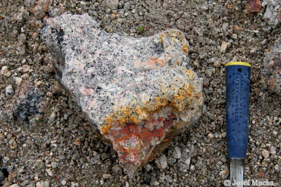 Horní Blatná - pískovna - zvětrávající granit, druhotné minerály