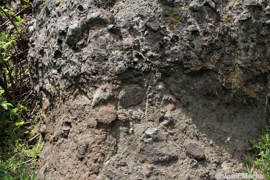 Javorná - lahar - bahnotok je směsicí jemného vulkanického popela, pyroklastik, zvětrávané lávy i možných podložních hornin