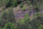 Vojkovická skála v údolí řeky Ohře - žhavý lávový proud kontaktně metamorfoval a vypálil sedimentované tufy