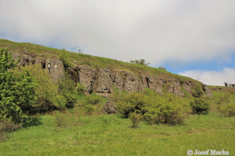 Javorná - lahar - celkový pohled na erozí narušený masiv bahnotoku
