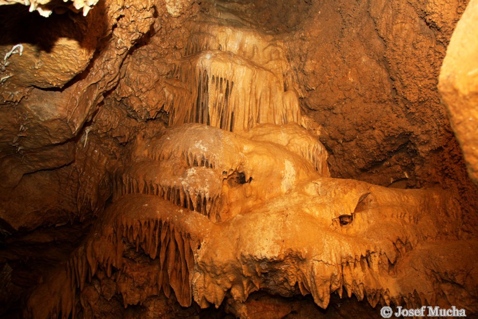 Koněpruské jeskyně - sintropád - komín ve staré chodbě, tzv. Chobotnice