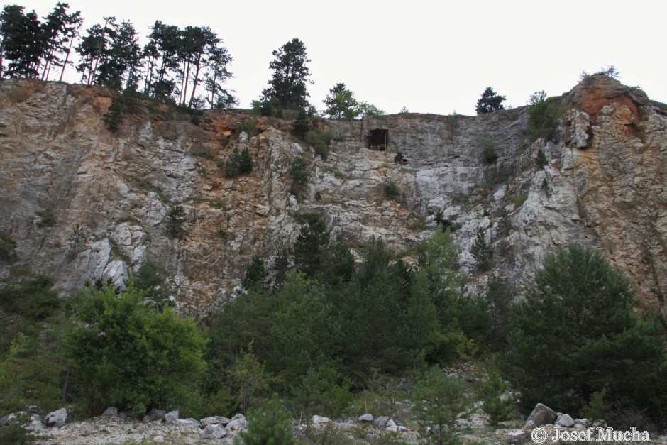 Houbův lom - Koněprusy - původní vchod do jeskyní objevený po odstřelu v roce 1950