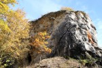 Lom Kobyla - nasunutí dvou typů vápenců, starší vápence jsou nasunuty na mladší hornin